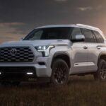 Consumo medio de combustible: 22 MPG

La Toyota Sequoia Hybrid 2025 es una de las opciones más destacadas en este segmento, con un motor híbrido V6 biturbo de 3.4 litros que entrega 437 caballos de fuerza. A pesar de su imponente tamaño y capacidad, este modelo es sorprendentemente eficiente, alcanzando 22 millas por galón (MPG). Disponible en seis versiones, la Sequoia combina lujo, fiabilidad y una tracción trasera que mejora su desempeño en carretera, mientras que su espacioso interior es perfecto para familias. Con un precio inicial de $62,425 y llegando hasta los $84,000 en su versión más lujosa, la Sequoia es ideal para quienes buscan un SUV robusto sin sacrificar la eficiencia de combustible.