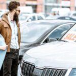 Aprovecha los momentos de menos demanda para obtener grandes descuentos
El tiempo lo es todo cuando se trata de comprar un coche usado. La gente inteligente espera el final del mes, final del trimestre o incluso el final del año fiscal (generalmente en diciembre, dependiendo de la estructura financiera del concesionario). Los vendedores están motivados por alcanzar sus objetivos y cumplir con cuotas, lo que aumenta las probabilidades de conseguir una rebaja en el precio. Además, los meses de otoño y diciembre suelen ser los mejores momentos para negociar, debido a las distracciones de las fiestas, el clima malo y la menor demanda. Aunque no consigas el coche de tus sueños con el color que querías, el ahorro puede ser considerable.