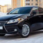 Longevidad media: 242,000 km
El Lexus ES ha demostrado ser un coche de lujo fiable en el segmento de los sedanes medianos. La rediseñada versión 2013 introdujo una mayor comodidad en la parte trasera y, por primera vez, un tren motriz híbrido como opción. Con una vida útil media de 242,000 km y un coste medio de reparación anual de $468, el ES es una opción inteligente si buscas fiabilidad y confort. Además, su espacio interior y sus acabados lo hacen un excelente coche usado para aquellos que valoran la calidad.