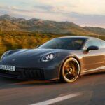 Una evolución eléctrica del icónico Porsche 911

El Porsche 911 Carrera GTS Hybrid de 2025 es un modelo que va a marcar un antes y un después en la historia del 911. Combina la legendaria potencia de un motor de seis cilindros turboalimentado con la asistencia eléctrica, lo que se traduce en una mayor eficiencia de combustible y mejores tiempos de aceleración sin perder nada de su carácter deportivo. El diseño sigue la línea clásica de Porsche, con su silueta elegante y agresiva, pero con mejoras en la suspensión adaptativa y la manejaabilidad. Su interior ofrecerá materiales premium y tecnología avanzada de infoentretenimiento, manteniendo la exclusividad y el confort que caracterizan a Porsche. Un híbrido de alto rendimiento que promete llevar al 911 hacia el futuro sin perder su esencia.