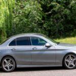 Precio promedio: $14,949
El Mercedes-Benz C-Class 2015 es una opción destacada en el segmento de autos de lujo. Con varias opciones de motorización, el C250 Coupe cuenta con un motor turboalimentado de 1.8 litros, mientras que el modelo más potente, el C63 AMG, ofrece un motor V8 biturbo de 4.0 litros con 503 caballos de fuerza. Este sedán de lujo combina manejo refinado, un interior elegante y un amplio espacio para los pasajeros, lo que lo convierte en una excelente opción para quienes buscan un auto que ofrezca estilo y confort.