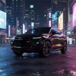 Precio aproximado: $50,000
El Chevrolet Blazer EV es el regreso de un clásico, pero con un giro eléctrico. Este SUV ofrece una gran cantidad de potencia, especialmente en la versión SS, que proporciona un rendimiento impresionante para su tamaño. Además, su diseño muscular y moderno no pasa desapercibido. El interior es también elegante, con materiales de calidad que ofrecen una experiencia cómoda y moderna. Aunque su precio puede resultar algo elevado, especialmente considerando los cambios en los niveles de equipamiento, si encuentras una buena oferta, es una excelente opción de SUV eléctrico estadounidense.