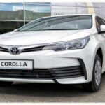 El Toyota Corolla ha sido, durante décadas, el coche más vendido a nivel mundial. Introducido en la década de 1960, el Corolla destacó por su fiabilidad y asequibilidad, siendo una opción ideal para familias, conductores primerizos y viajeros. A lo largo de los años, Toyota ha modernizado el diseño del Corolla sin perder la fórmula sencilla que lo hizo tan querido: gran eficiencia de combustible, bajos costos de mantenimiento y durabilidad. Con millones de unidades vendidas en prácticamente todos los mercados, el Corolla ha construido una lealtad que lo ha convertido en un nombre familiar en todo el mundo.