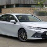El Toyota Camry es uno de los sedanes más confiables y duraderos del mercado. Conocido por su motor resistente, un manejo suave y bajos costos de mantenimiento, este modelo ha sido durante mucho tiempo la elección preferida de aquellos que buscan un vehículo capaz de superar fácilmente las 200,000 millas. Además, su transmisión robusta y su alto valor de reventa hacen del Camry una inversión inteligente, tanto si decides comprar uno nuevo como de segunda mano. La combinación de seguridad, eficiencia de combustible y fiabilidad convierte al Camry en una opción ideal para quienes buscan un coche que dure años sin preocupaciones.