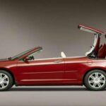 El Chrysler Sebring Convertible fue una de esas apuestas que nunca consiguió cuajar. Nombrado como homenaje al famoso circuito Sebring, el convertible no logró estar a la altura de su legado. Con una dirección imprecisa, interiores plásticos y una suspensión que parecía más adecuada para un coche de juguete, el Sebring Convertible se convirtió en el epítome de lo que no hacer al diseñar un coche. Su producción se cortó antes de tiempo, lo que solo subraya lo poco que logró conectar con los conductores. Si algo se puede decir de este modelo es que nunca fue 