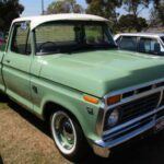 La Ford F-Series se convirtió en una leyenda gracias a su robustez, durabilidad y capacidad de trabajo incansable. Su estructura de chasis sólido la convirtió en la favorita de los trabajadores en los campos petroleros, las granjas y las carreteras de madera de América del Norte. Aunque esta serie se popularizó por su versatilidad en cuanto a modificaciones, la F-Series fue diseñada originalmente para ser una herramienta de trabajo, no un objeto de lujo. Con un diseño de carrocería cuadrada, esta camioneta se enfocó más en la utilidad que en la estética, lo que la convirtió en el modelo que definió el concepto de camioneta americana.