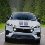 Autonomía máxima por carga: 320 millas
El Ford Mustang Mach-E es uno de los SUV eléctricos más populares de Estados Unidos y continúa siendo un competidor feroz en el segmento de los vehículos eléctricos compactos. Con una autonomía de hasta 320 millas, es uno de los mejores de su clase, ofreciendo no solo una autonomía impresionante, sino también una experiencia de conducción deportiva que hace honor al legado de la marca Mustang.

Además de su alcance, el Mach-E destaca por su excelente relación calidad-precio, comenzando en $40,685. Es una opción atractiva para quienes buscan un SUV eléctrico con una buena combinación de tecnología avanzada, diseño y eficiencia. Los usuarios también aprecian su interfaz fácil de usar y su sistema de infoentretenimiento de última generación.