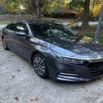 El Honda Accord Hybrid es una excelente opción para jubilados que desean ahorrar en combustible mientras disfrutan de una conducción cómoda. Este coche tiene un motor híbrido eficiente que ofrece hasta 48 millas por galón, lo que lo convierte en una opción ideal para viajes largos sin preocuparse por la gasolina. Además, el Accord Hybrid se destaca por su interior silencioso, su conducción suave y su tecnología avanzada en seguridad, lo que garantiza tranquilidad en el camino. Con un diseño cómodo y moderno, es perfecto para quienes valoran la eficiencia sin sacrificar confort.