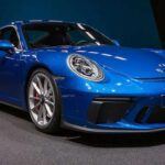 Porsche es conocido por su precisión y alto rendimiento, y eso se refleja en los costes de mantenimiento. Desde el famoso Porsche 911 hasta los SUV como el Cayenne y Macan, cualquier vehículo de la marca tiene una construcción minuciosa que exige una atención especial. Las reparaciones, que requieren de una mano de obra especializada, y las piezas de repuesto exclusivas, elevan los costes. Los propietarios de un Porsche pueden esperar pagar alrededor de $2,200 anuales solo en mantenimiento básico, sin contar las posibles reparaciones mayores que podrían surgir con el tiempo. Si buscas el rendimiento sin escatimar en calidad, prepárate para un precio elevado.