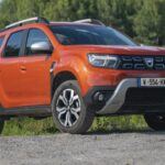 Dacia, la división económica de Renault, ha ganado popularidad en Europa por su enfoque sencillo y práctico, ideal para quienes buscan vehículos accesibles y funcionales. Su modelo más destacado, el Dacia Duster, es un SUV compacto que ha conquistado a los conductores por su robustez y bajo costo, convirtiéndose en un héroe popular en mercados como el rumano y el francés.

¿Por qué no están en EE. UU.?
El modelo de negocio de Dacia se basa en la accesibilidad y la simplicidad, algo que resulta incompatible con las estrictas normativas de seguridad y emisiones de Estados Unidos. A pesar de ser muy asequibles en Europa, adaptar los coches de Dacia a las regulaciones estadounidenses elevaría el costo considerablemente, lo que haría perder su atractivo.