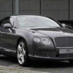 El Bentley Continental GT es la quintaesencia del lujo británico. Con opciones de motorización potentes como el W12, este coche no solo ofrece una conducción impresionante, sino que también deslumbra con un interior exquisitamente diseñado. Los modelos más recientes incorporan tecnología avanzada, como una pantalla giratoria y un panel de instrumentos digital personalizable, lo que garantiza que los conductores disfruten de elegancia y modernidad al mismo tiempo. Perfecto para aquellos que buscan un vehículo que combine rendimiento, confort y estilo, el Continental GT es una opción inigualable para los jubilados que buscan lo mejor de lo mejor.