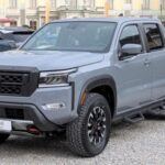 La Nissan Frontier, aunque una opción popular en el segmento de camionetas, sigue rezagada en comparación con sus competidores. A pesar de su diseño robusto, su motorización y tren de potencia no son tan refinados como los de otros modelos en el mercado. Además, la calidad del interior se queda atrás y la fiabilidad a largo plazo sigue siendo una preocupación. Si bien podría ofrecerse a un buen precio, la Frontier no es una opción recomendada para 2025 si buscas una camioneta con características modernas y duraderas.