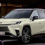 Precio estimado: $33,000
El Toyota RAV4 2026 se reinventa por completo, con un enfoque hacia la sostenibilidad y el rendimiento. Para este modelo, Toyota introduce una versión totalmente híbrida, que promete 40 mpg en conducción combinada ciudad/carretera y una potencia de 226 caballos de fuerza. Pero si buscas algo aún más potente, el modelo híbrido enchufable con 320 caballos de fuerza es la opción perfecta, permitiendo una autonomía de hasta 50 millas solo en modo eléctrico. Además, el diseño interior ha sido modernizado con pantallas grandes y la última tecnología de Toyota. Estará disponible en varios niveles de equipamiento, como el RAV4 Woodland, de estilo aventurero, y el GR, de corte deportivo. Este SUV es perfecto para quienes buscan un auto con tecnología avanzada y eficiencia, sin perder el toque aventurero.