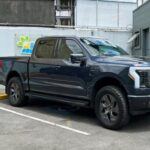 La Ford F-150 es un ícono de la industria automotriz, y no es casualidad que haya sido la camioneta más vendida en Estados Unidos durante más de 40 años. Su cuerpo de aleación de aluminio de grado militar no solo la hace más ligera, sino también más resistente a la corrosión. Esto, combinado con sus opciones de motor potentes y su capacidad de carga impresionante, la convierte en una de las camionetas más confiables en el mercado. La F-150 es perfecta tanto para el trabajo como para el ocio, manteniendo su rendimiento impecable durante años.
