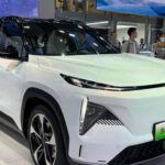 Geely se destaca como la marca china más consolidada y confiable del sector automotriz. Su poder se refleja no solo en su sólida presencia en China, sino también en su capacidad para adquirir y gestionar marcas globales de renombre como Volvo y Polestar. Esta estrategia le ha permitido integrar componentes de alta calidad de Volvo en sus vehículos de bajo costo, como el Geely Starray, construido sobre la plataforma CMA. La calidad de fabricación supera a competidores como el Hyundai Tucson, y la seguridad es otro de sus pilares, con modelos como el Geely GX3 Pro y Emgrand ofreciendo hasta seis airbags, lo que demuestra que Geely está a la vanguardia en cuanto a rendimiento mecánico y protección al conductor.