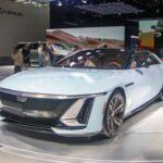 El Cadillac CELESTIQ es el sedán eléctrico de lujo que está revolucionando el mercado de los vehículos eléctricos en EE.UU. Este modelo se fabrica en la planta de Warren, Michigan, y se diferencia por su calidad de construcción, más propia de un supercoche europeo que de un sedán de lujo estadounidense. Fabricado a mano, el CELESTIQ es un coche de alta gama que combina tecnología avanzada con un diseño exclusivo. Este modelo no es común en los concesionarios, ya que se produce bajo pedido, lo que lo convierte en un coche único y exclusivo para quienes buscan la perfección en cada detalle.