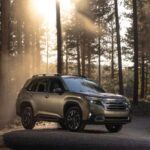 El Subaru Forester es conocido por su fiabilidad y durabilidad a largo plazo. Equipado con tracción integral estándar, es perfecto para los jubilados que viajan entre diferentes climas o simplemente desean una mayor confianza al conducir en condiciones meteorológicas adversas. Su asiento elevado facilita la entrada y salida del vehículo, lo que lo hace ideal para las articulaciones envejecidas. Según Consumer Reports, el Forester mantiene una puntuación por encima del promedio en cuanto a confiabilidad, lo que lo convierte en una opción sólida para quienes buscan un SUV que simplemente siga funcionando sin problemas durante años.