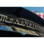 Maserati es sinónimo de elegancia italiana, pero no todo lo que brilla es oro. Aunque sus autos tienen una estética impresionante, el lujo que se supone deben ofrecer no siempre está presente. Muchos modelos comparten componentes con marcas más convencionales de Stellantis, lo que hace que el precio elevado no se justifique en cuanto a calidad. Los propietarios han reportado fallas frecuentes en la electrónica y mecánica de los vehículos, lo que lleva a reparaciones costosas antes de lo esperado. A pesar de su diseño impresionante, Maserati no siempre cumple con las expectativas de durabilidad y fiabilidad que se esperan de un auto de lujo, lo que deja a la marca en una situación complicada: estilo sin sustancia de lujo consistente.