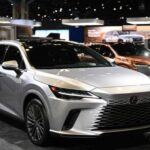 Lexus continúa liderando el segmento de la confiabilidad. En 2024, logró asegurar el primer lugar en el estudio de confiabilidad de J.D. Power de EE.UU., y también encabezó el informe de confiabilidad de Consumer Reports. Los vehículos de Lexus son famosos por su calidad de construcción, con una ingeniería meticulosa y un enfoque en componentes duraderos. Esto se traduce en menos visitas al mecánico y en menores costos de propiedad a largo plazo. Modelos como el Lexus RX y el Lexus ES han sido especialmente elogiados por su resistencia, confort y longevidad. La marca ofrece no solo lujo, sino también una durabilidad que muchos otros fabricantes de autos no logran igualar.