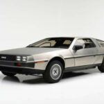 El DeLorean DMC-12 se convirtió en un ícono de la cultura pop gracias a su papel en la saga de Back to the Future, pero la realidad detrás de este coche es mucho menos emocionante. Aunque su diseño futurista con puertas de ala de gaviota sigue siendo llamativo, la experiencia de conducción no está a la altura de su apariencia.

Este modelo de 1981, con un motor V6 de 130 caballos de fuerza, tiene un rendimiento subóptimo que deja mucho que desear. La maniobrabilidad del DeLorean es torpe, y los problemas de calidad de construcción lo convierten en una de las experiencias de conducción más frustrantes. Además, con su aceleración lenta y falta de potencia, el DeLorean es todo lo contrario a lo que uno esperaría de un coche que luce tan veloz.