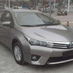 Toyota es conocida por ser una de las marcas más confiables y duraderas del mundo, y sus autos no solo son resistentes, sino que también requieren poco mantenimiento. La marca comenzó en 1937 como una fabricante de telares, pero rápidamente se trasladó a la industria automotriz, logrando convertirse en uno de los gigantes del sector. Los vehículos de Toyota son famosos por su fiabilidad y por ser fáciles de reparar, con piezas accesibles y económicas. Si lo que buscas es un automóvil que no te cause dolores de cabeza a largo plazo, Toyota es una excelente opción. Además, sus modelos son muy eficientes en consumo de combustible, lo que también te ayuda a ahorrar dinero en el día a día.