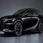 El Lexus RX 350 es una opción popular entre los jubilados debido a su confiabilidad y valor de reventa. Este SUV ofrece características avanzadas de seguridad, como frenado automático y asistencia de carril, que no solo aumentan la seguridad, sino que también ayudan a reducir los costos del seguro. Además, los asientos con calefacción y refrigeración permiten que los viajes largos sean mucho más cómodos, especialmente para aquellos que sufren de dolores articulares. Para obtener el mejor valor, se recomienda comprar un Lexus usado certificado (CPO), lo que garantiza una mayor protección y cobertura por parte del concesionario. El RX 350 es ideal para quienes buscan lujo y confort sin preocuparse por reparaciones costosas.