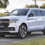 El Lincoln Navigator L es un SUV grande, lujoso y repleto de tecnología, lo que lo convierte en un vehículo atractivo para quienes buscan espacio y confort. Su motor V6 de 3.5 litros entrega 440 caballos de fuerza, y su diseño sigue siendo uno de los más impresionantes en su categoría. Sin embargo, a pesar de estas cualidades, el Navigator L pierde más del 60% de su valor en solo cinco años.

Aunque no es tan caro como un Cadillac Escalade, sigue siendo una inversión significativa, especialmente por la variante L de batalla extendida, que añade unos 3.000 dólares al precio base. Para aquellos que buscan una camioneta de lujo con un valor de reventa relativamente bajo, el Navigator L podría no ser la mejor opción, ya que perderás gran parte de su valor en pocos años.