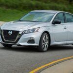 Precio inicial: $27,000

El Nissan Altima es conocido por su economía de combustible, pero tiene un defecto importante que lo coloca en la lista de coches a evitar. Su transmisión CVT ha sido objeto de críticas debido a sus frecuentes fallos de rendimiento, como temblores, pérdida de potencia y aceleración lenta, especialmente a medida que el vehículo envejece. Según expertos de Car and Driver, estos problemas de transmisión pueden aparecer antes de los 160.000 km, lo que representa un gran gasto de reparación, ya que sustituir la transmisión puede costar hasta $3500. Los expertos recomiendan optar por modelos como el Toyota Camry o el Honda Accord, que tienen transmisiones más robustas y duraderas, ofreciendo mejor fiabilidad a largo plazo.