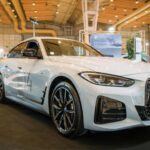 El BMW i4 2023 es una berlina eléctrica de lujo que combina rendimiento y fiabilidad. Con una autonomía de entre 412 y 484 kilómetros, el i4 se presenta en tres versiones: dos con tracción trasera (eDrive35 y eDrive40) y una M50 con tracción integral. Este modelo incluye el sistema de infoentretenimiento iDrive 8, mejorado a la versión iDrive 8.5 a partir de julio de 2023, con comandos de voz y funciones avanzadas. Según JD Power, el BMW i4 tiene una puntuación de 74/100 en calidad y fiabilidad, con solo siete llamadas a revisión. Además, ofrece una garantía de hasta 8 años o 160,000 kilómetros para la batería, lo que hace de este modelo una excelente opción en cuanto a durabilidad.