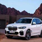 El BMW X5 de 2019 es un ejemplo claro de cómo lujo y fiabilidad pueden ir de la mano. Con una calificación de fiabilidad de 82 sobre 100, este modelo se destacó por su potente gama de motores, desde el motor de seis cilindros en línea hasta el V8 de 4.4 litros. Su plataforma CLAR mejorada garantizó una estructura más rígida y una calidad de fabricación superior, lo que resultó en menos problemas mecánicos y electrónicos. Además, el interior del X5 2019, equipado con el sistema Live Cockpit Professional y la interfaz iDrive 7, continuó demostrando la fiabilidad que caracteriza a BMW. Sin embargo, la complejidad de su suspensión neumática no comprometió su fiabilidad general, convirtiéndolo en una opción sólida para quienes buscan lujo sin renunciar a la durabilidad.