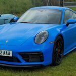 El Porsche 911 Carrera 2022 es un auténtico referente en el mundo de los deportivos. Equipado con un motor bóxer de seis cilindros turboalimentado, ofrece un rendimiento sobresaliente tanto en trayectos urbanos como en carreteras más retadoras. Su suspensión adaptativa y su interior de alta gama aseguran un confort que pocos deportivos logran igualar. Además, la integración de un sistema de infoentretenimiento intuitivo permite mantenerse conectado mientras se disfruta de la conducción.

Lo que realmente distingue al 911 Carrera es su capacidad para ser emocionante y cómodo a la vez. Los asientos delanteros son amplios y el consumo de combustible, relativamente moderado para un deportivo, lo hace ideal para aquellos que necesitan un coche con el que puedan disfrutar del día a día sin sacrificar su pasión por la velocidad.