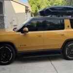 Con una puntuación de fiabilidad de solo 14 sobre 100, el Rivian R1S se ubica en el último lugar de la lista de SUV más fiables. Aunque los propietarios están satisfechos con su diseño y características, se enfrentan a problemas frecuentes relacionados con fallos eléctricos, baterías defectuosas y la necesidad constante de mantenimiento. Los problemas con el sistema eléctrico, junto con la falta de fiabilidad de la batería, han sido puntos de frustración para los dueños de este SUV eléctrico. Además, los ruidos, el viento y los fallos en el software, que requieren actualizaciones regulares por aire, hacen que la propiedad de este vehículo sea un desafío continuo. Las largas esperas para el servicio también son una gran inconveniencia, dejando a los propietarios atrapados y sin una solución rápida.