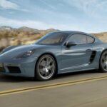 El Porsche 718 Cayman, que ha sido uno de los coches deportivos más admirados, destaca por su motor central y su peso relativamente bajo para un coche de su calibre. Aunque su producción llegó a su fin recientemente, el Cayman sigue siendo una opción destacada para los puristas de la conducción. Con un motor bóxer de 4 cilindros en línea o la versión GT4 RS, su agilidad es insuperable. Su combinación de tracción trasera y transmisión manual proporciona una experiencia de conducción pura, que pocos coches deportivos pueden igualar. A pesar de ser uno de los modelos más ligeros de Porsche, el Cayman nunca sacrifica la calidad ni el rendimiento.