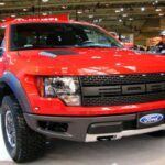 La Ford F-150 sigue siendo la camioneta más querida de Estados Unidos, y por buenas razones. Con múltiples configuraciones disponibles, los conductores pueden personalizarla a sus necesidades específicas, ya sea para trabajo o para uso personal. Aunque no es la opción más económica, especialmente comparada con modelos como la Chevrolet Silverado 1500, la F-150 ofrece un valor que pocos pueden superar. Su motor potente, capacidades de remolque excepcionales y tecnología avanzada la convierten en una opción destacada para 2025. Además, su durabilidad y capacidad para enfrentarse a cualquier desafío la siguen consolidando como la mejor opción para quienes buscan una camioneta confiable y potente.