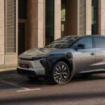 El Toyota bZ4X 2025 es ahora una compra mucho más atractiva. Su importante baja de precio —un 14% menos— reduce el coste de la versión XLE en 6.000 dólares, mientras que la versión Limited baja 5.380 dólares respecto al MSRP original. Los expertos apuntan a que Toyota quiere competir con más fuerza en el mercado eléctrico tras unas ventas iniciales inferiores a lo esperado. Con una buena dotación tecnológica y una reputación de fiabilidad, se convierte en uno de los SUV eléctricos más accesibles y fiables del momento.