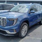 El GMC Acadia es una de las opciones más destacadas para aquellos que buscan un SUV confiable y bien equipado. Con el rediseño reciente, este modelo ofrece características tecnológicas avanzadas, comodidad y una excelente relación calidad-precio. El Acadia ha sido reconocido por su fiabilidad en estudios de calidad como los de JD Power. Si necesitas un SUV de tamaño mediano con gran capacidad y prestaciones, el Acadia es una apuesta segura para 2025. Con espacio para hasta 7 pasajeros y una conducción suave, es perfecto para familias.