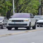 El Land Rover Range Rover 2025 sigue siendo uno de los SUV más deseados, pero su precio inicial de 112,250 dólares, y los modelos de gama alta que pueden superar los 240,000 dólares, no son para todos los presupuestos. Este vehículo combina lujo con potentes motores, incluyendo un V8 de 523 hp, y una capacidad de remolque impresionante de hasta 8,200 libras. Sin embargo, con problemas frecuentes de suspensión neumática, fallos en la transmisión y un mantenimiento anual de $1,258, el Range Rover se convierte en una carga económica significativa. Además, su rápida depreciación y el coste total de mantenimiento, que puede superar los $20,000 en 10 años, lo hacen una opción arriesgada para quienes buscan algo más que una simple apariencia de lujo.