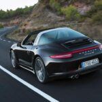 Promedio de depreciación después de 5 años: 19.5%
Valor perdido después de 5 años: $24,428
El Porsche 911 sigue siendo un icono en el mundo de los autos deportivos, y su capacidad para mantener su valor con el tiempo lo convierte en una de las mejores opciones a largo plazo. La calidad de su ingeniería y su estatus como vehículo de lujo contribuyen a una depreciación moderada, lo que asegura que los propietarios de un 911 disfruten de una buena revalorización. Este modelo no solo es un placer para conducir, sino también una excelente inversión si se considera la depreciación a largo plazo.