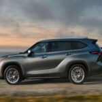 El Toyota Highlander Hybrid 2025 es un SUV que no solo destaca por su eficiencia de combustible, sino también por su increíble fiabilidad. Los propietarios suelen conservarlo durante más de 15 años debido a su combinación de practicidad, seguridad y bajo consumo. Con un motor híbrido que ofrece una excelente economía de combustible y una excelente capacidad de remolque, el Highlander es ideal para aquellos que buscan un vehículo familiar que pueda durar muchos años. Además, la fama de Toyota en cuanto a fiabilidad asegura que los propietarios no tengan que preocuparse por reparaciones costosas, lo que hace que el Highlander Hybrid sea una opción muy deseada a largo plazo.