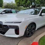 La BMW Serie 7 es un automóvil de lujo que ha sido históricamente una opción preferida por aquellos que buscan confort y potencia. Sin embargo, este modelo está sufriendo una depreciación considerable en el mercado de autos usados en 2025. La alta inversión inicial, sumada a los costos de mantenimiento elevados y la rápida obsolescencia de su tecnología frente a modelos más nuevos, hace que la demanda de este sedán ejecutivo haya disminuido. A pesar de su excelente rendimiento y acabados de lujo, la falta de interés de los compradores está llevando a una fuerte pérdida de valor.