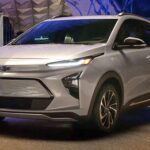 El Chevrolet Bolt parecía ser la opción perfecta para quienes buscaban un coche eléctrico asequible. Con su autonomía respetable y precio atractivo, la propuesta era tentadora. Sin embargo, a lo largo de los años, los propietarios se han quejado de una serie de problemas que van desde fallos en el sistema de baterías hasta problemas de calidad de construcción. Estos inconvenientes han convertido lo que parecía un buen trato en un dolor de cabeza para muchos conductores.