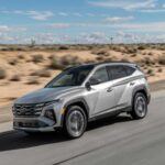 Precio de venta sugerido inicial: $32,200

El Hyundai Tucson Híbrido es uno de los SUV más atractivos de su categoría, destacando por su diseño elegante y características de tecnología avanzada. Con un motor turboalimentado de cuatro cilindros, el Tucson Híbrido ofrece un equilibrio ideal entre potencia y eficiencia. Su sistema híbrido, junto con la tracción integral opcional, proporciona una conducción versátil, capaz de adaptarse tanto a ciudad como a terrenos más complicados.