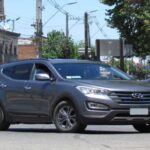 Precio inicial: $26,850

El Hyundai Santa Fe se destaca por ser una opción asequible y versátil en el segmento de los SUVs. Con un precio base competitivo y una lista de características de seguridad inteligentes, este modelo ofrece un excelente valor por el dinero. El Santa Fe es ideal para aquellos que buscan una conducción cómoda y un diseño elegante, sin necesidad de pagar una prima por los detalles de lujo. Además, su fiabilidad y confort lo hacen una excelente opción para familias o conductores individuales.