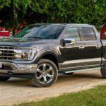 Alcance: 704 millas

La Ford F-150 híbrida es, sin lugar a dudas, uno de los vehículos híbridos más destacados del mercado, y no solo por su fiabilidad, sino también por su impresionante autonomía. Con un alcance de 704 millas (alrededor de 1125 km), es la camioneta híbrida con mayor autonomía en los EE.UU., según Kelley Blue Book. Esta camioneta también cuenta con un motor híbrido que combina eficiencia de combustible con potencia, alcanzando 35 mpg en ciudad y 10 km/l en carretera. Además, el modelo es extremadamente versátil, ya que también está disponible en versiones de combustión interna estándar y totalmente eléctrica.