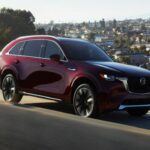 Calificación de confiabilidad: 75/100

El Mazda CX-90 es el sucesor del Mazda CX-9, y llega con un diseño renovado, un motor impresionante y una cabina más espaciosa. Su configuración híbrida enchufable (PHEV) lo convierte en una opción atractiva para quienes buscan eficiencia de combustible sin sacrificar potencia. Con un motor de 323 caballos de fuerza y 369 lb-pie de torque, es capaz de remolcar hasta 3,500 libras, lo que lo hace ideal tanto para viajes largos como para uso diario. Su confiabilidad y costos de mantenimiento moderados aseguran que este SUV pueda durar toda la vida.