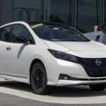 El Nissan Leaf 2025 sigue siendo una opción popular, pero presenta varias fallas que podrían hacerte reconsiderar su compra. Con una autonomía de 230 km en su versión básica y 340 km en la versión SV Plus, no se acerca a la competencia como el Hyundai Kona o el Kia Niro EV, que ofrecen mayor alcance por el mismo precio. Además, el tiempo de carga es largo, con 8 horas para la versión S y 10.5 horas para la versión SV Plus. La experiencia de conducción es 