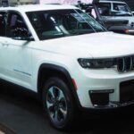 El Jeep Grand Cherokee 4xe es, sin lugar a dudas, uno de los peores modelos de SUV híbrido que puedes comprar en 2025. Con puntuaciones de fiabilidad bajas y un sistema híbrido complejo, este vehículo está destinado a ser un dolor de cabeza para los propietarios. El Grand Cherokee 4xe ha tenido varios problemas históricos, incluyendo recalls masivos. Aunque Jeep lo promociona como capaz de cruzar ríos, hacerlo puede poner en grave peligro los componentes híbridos, lo que lo convierte en una opción arriesgada. Si estás pensando en comprarlo, es mejor que lo reconsideres.
