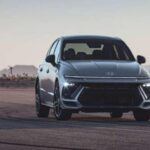 El Hyundai Sonata Hybrid es un sedán que combina diseño elegante y gran eficiencia de combustible. Con un rendimiento de hasta 52 mpg (millas por galón) combinado, el Sonata Hybrid se posiciona como una de las opciones más eficientes para quienes realizan viajes largos por carretera o para los que buscan un coche eco-amigable para el día a día. Además, su diseño moderno y su tecnología avanzada hacen de este modelo una opción destacada en la categoría de híbridos.