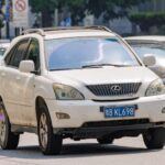 El Lexus RX es un SUV de lujo que se distingue por su fiabilidad y experiencia de conducción premium. Conocido por su conducción suave y su interior de alta calidad, el RX ofrece una cabin silenciosa y confortable, ideal para aquellos que buscan lujo y fiabilidad en un solo paquete. Los propietarios elogian la baja necesidad de mantenimiento a lo largo de su vida útil, lo que lo convierte en una opción inteligente para quienes desean un vehículo duradero sin complicaciones.