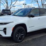 El regreso de Jeep con el Wagoneer 2025 marca una gran diferencia. Después de tres décadas, este SUV de tamaño completo ha vuelto con fuerza, combinando lujo y potencia como pocos modelos en el mercado. Con una capacidad de remolque de hasta 10,000 libras, el Wagoneer no solo ofrece un interior cómodo para ocho pasajeros, sino que también está preparado para enfrentar trabajos duros. Su combinación de lujo refinado y capacidad todoterreno lo hace una opción ideal para quienes buscan potencia y confort.
Capacidad de remolque: 10,000 libras